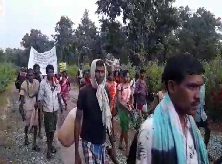पूस, मनकेली, गाऊर सहित आस-पास के गांव के ग्रामीण गांव हैं।