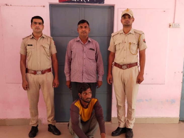 देसी कट्&zwnj;टे के साथ युवक को पकड़ा: पुलिस को देखकर भागने लगा आरोपी,पीछा कर पकड़ा,तलाशी में एक अवैध देशी कट्टा और जिंदा कारतूस मिला