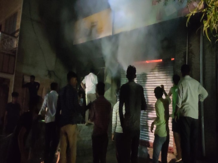 आग बुझाने के लिए युवाओं ने की मशक्कत।