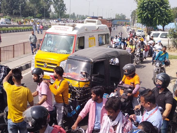 किसानों के जाम में फंसी एंबुलेंस।