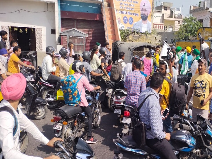 जाम में फंसे टू-व्हीलर चालक।