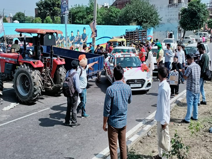 जाम में फंसी दूल्हे की कार।