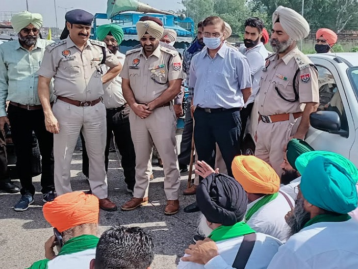 किसानों से बात करते पावरकॉम के चीफ इंजीनियर जैनइंदर दानिया।