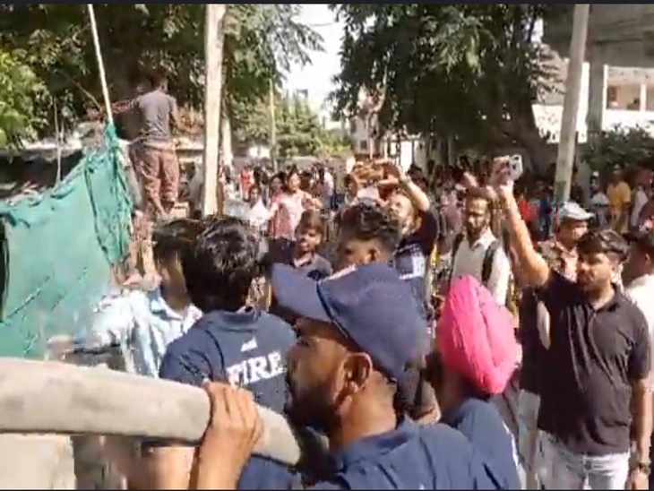 आग बुझाते फायर ब्रिगेड के कर्मचारी।