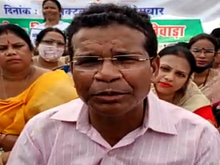 कांग्रेस के प्रदेश अध्यक्ष मोहन मरकाम ने सिलगेर गोलीकांड में मारे गए आदिवासी किसानों के परिवार पर नक्सलियों का दबाव होने का दावा किया है। - Dainik Bhaskar