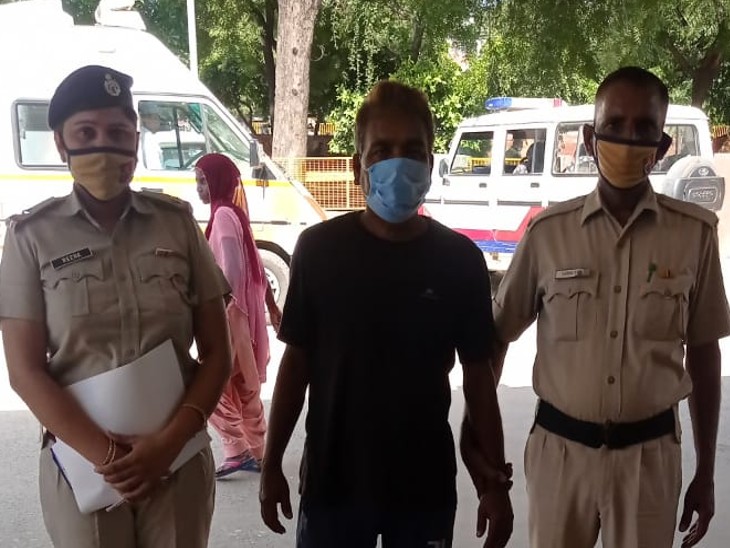 आरोपी को अदालत में पेश करने ले जाती पुलिस। - Dainik Bhaskar