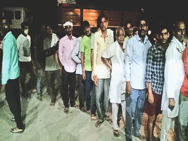 नारनौल में डीएपी खाद खरीदने को लाइन में लगे किसान। - Dainik Bhaskar
