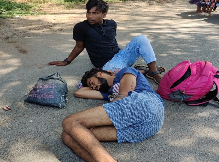 आराम से माता के भक्त।