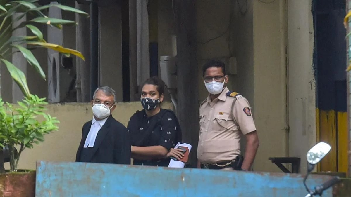 आर्यन के वकील सतीश मानशिंदे के साथ शाहरुख की मैनेजर पूजा ददलानी।