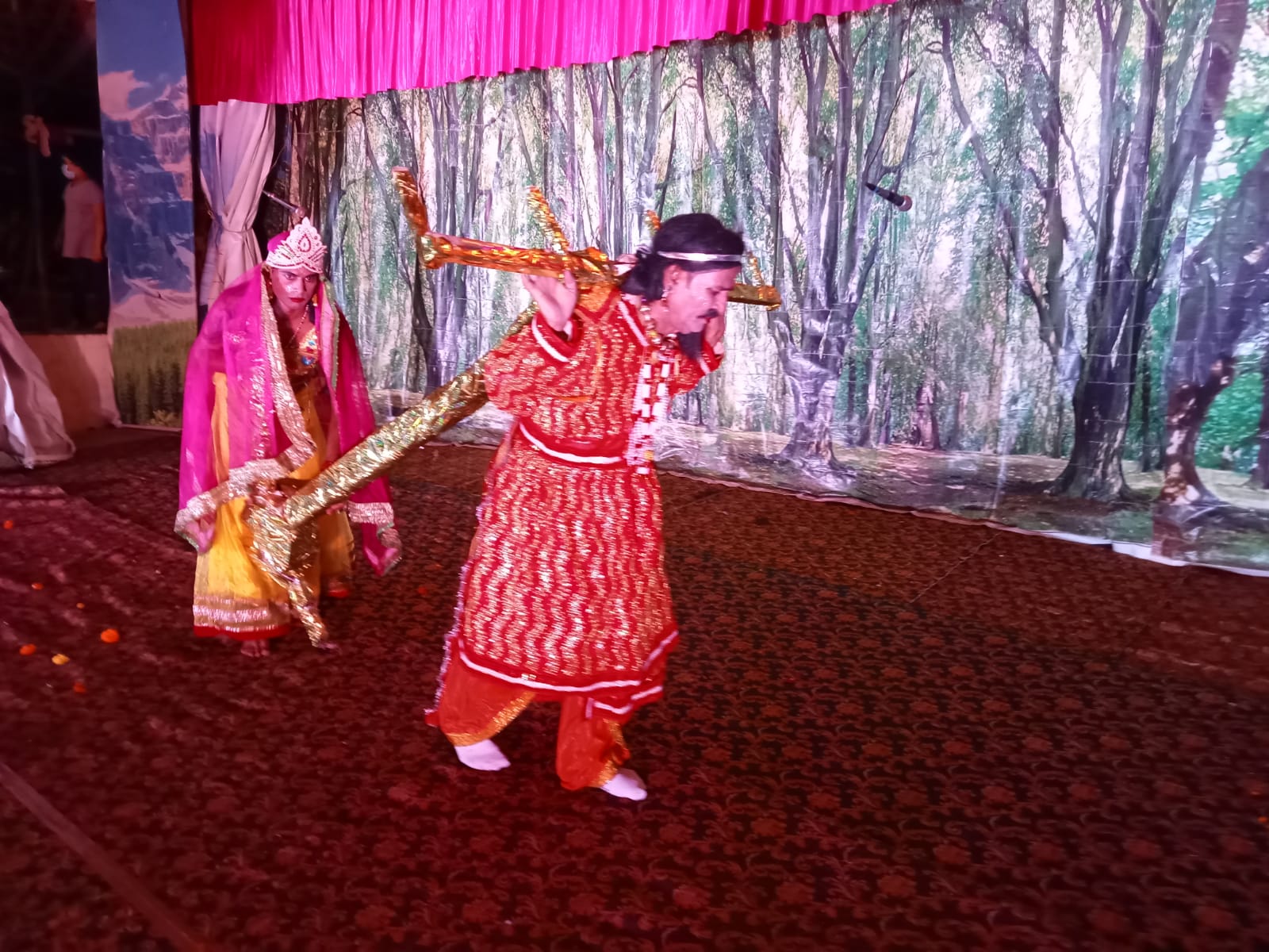 आगरा कैंट रेलवे संस्थान में होने वाली रामलीला में जनक का किरदार निभाते निजामुद्दीन।
