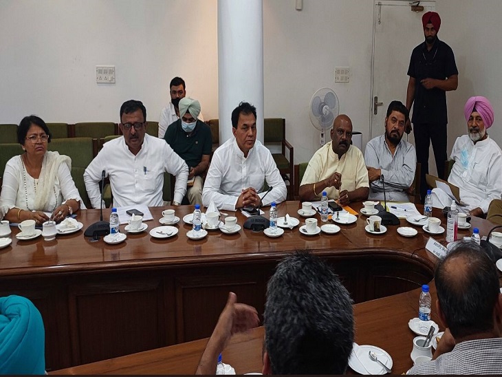 मीटिंग में उपस्थित विधायक