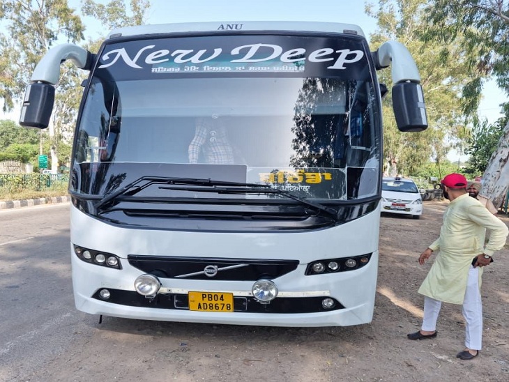 निजी ट्रांसपोर्ट कंपनी की बस पर कार्रवाई करते हुए परिवहन विभाग के अधिकारी।