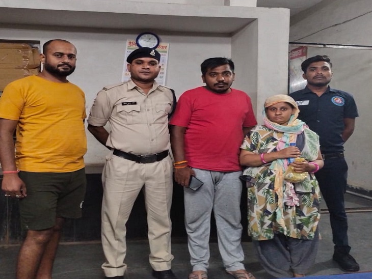 कार्यालय में पुलिस अधिकारी।