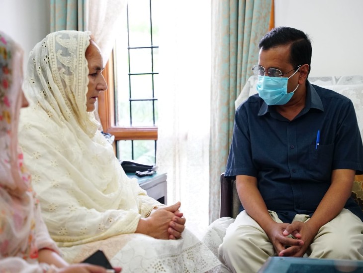 सेवा सिंह सेखवां के परिवार से मुलाकात करते अरविंद केजरीवाल।
