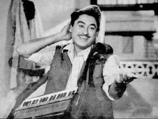 किशोर के बड़े भाई अशोक कुमार ने एक इंटरव्यू में बताया थाकि बचपन में किशोर की आवाज फटे बांस की तरह थी। एक बार उनका पांव सब्जी काटने वाली दराती पर पड़ गया, जिससे उनके पैर की अंगुली कट गई। डॉक्टर्स ने उंगली का इलाज तो कर दिया, लेकिन दर्द नहीं गया। वे कई दिनों तक जोर-जोर से रोते रहे। इसके चलते किशोर दा का ऐसा रियाज हुआ कि उनकी आवाज बदल गई।