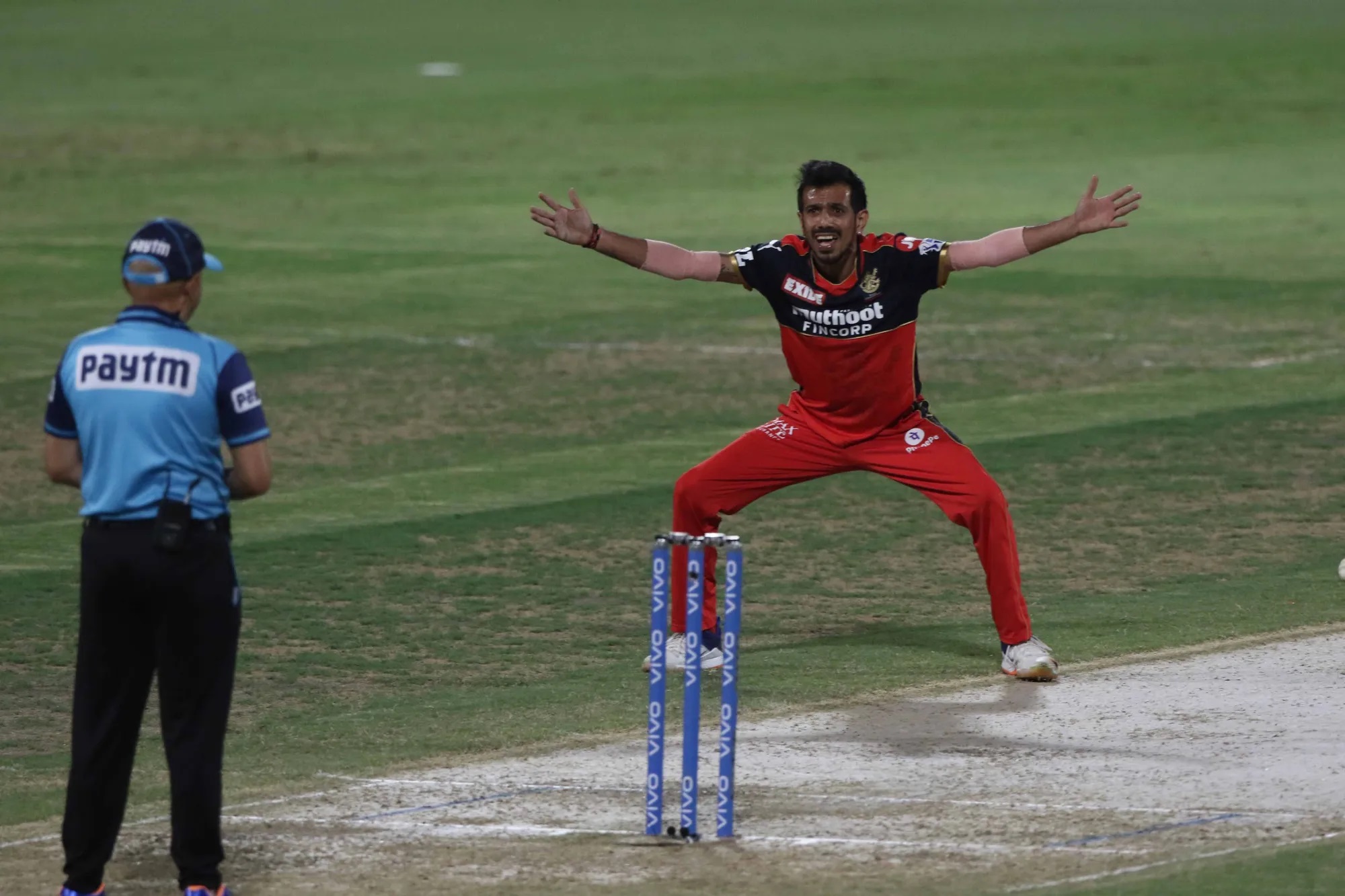 इसके अलावा अपने कप्तान को IPL से खाली हाथ जाने से बचाने के लिए RCB के लेग स्पिनर युजवेंद्र चहल ने अपनी पूरी ताकत लगा दी। उन्होंने 4 ओवर में 16 रन देकर 2 विकेट भी चटकाए।