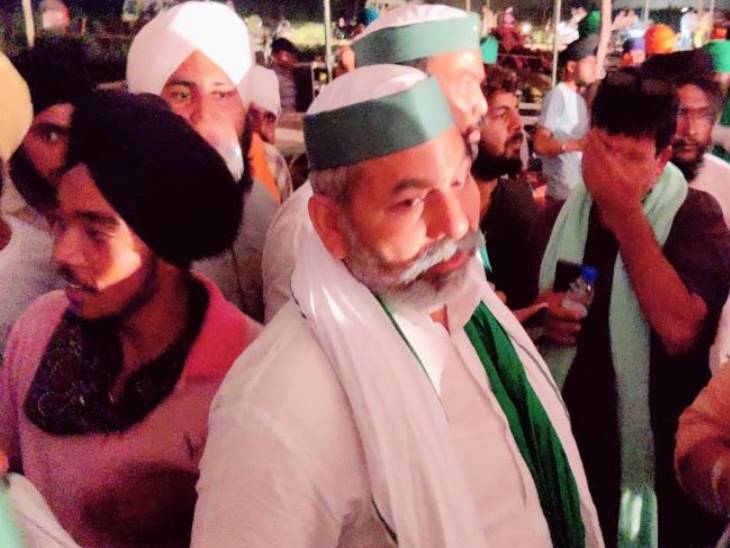 तिकुनिया में राकेश टिकैत।