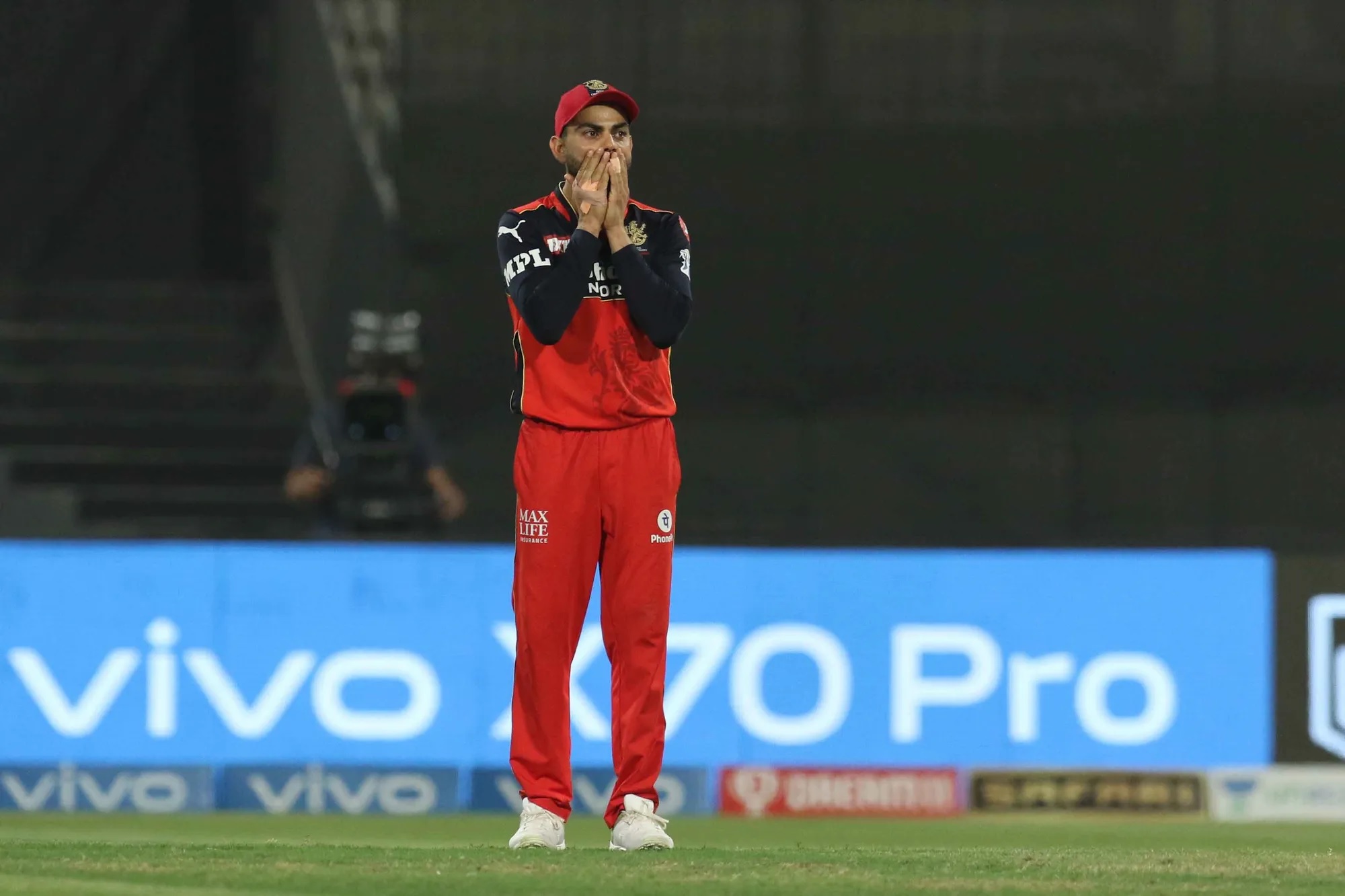 ये वो खिलाड़ी है, जो अपने पिता के देहांत के बाद ही अगले दिन मैदान में क्रिकेट खेल रहा था। तब भी उन्होंने एक बूंद आंसू का नहीं टपकाया था। जिस समय कोहली के पिता का देहांत हुआ उस समय वे कर्नाटक के खिलाफ खेल रहे थे। उन्होंने बताया था कि सुबह के ढाई बजे उनका देहांत हुआ। परिवार के सभी लोग टूट गए और रोने लगे, लेकिन मेरी आंखों से आंसू नहीं आ रहे थे। मैं समझ नहीं पा रहा था कि क्या हो गया और मैं सन्न था। अगले दिन मुझे मैच खेलना था।' इस मैच में उन्होंने 90 रन बनाए थे। ये वाकया दिसंबर 2006 का है। तब से लेकर अब अक्टूबर 2021 में कोहली को रोते हुए देखा गया। अगली तस्वीर उसी पल की है।