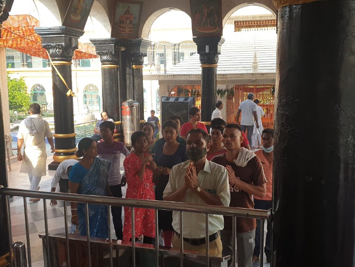मां कात्यायनी के मंदिर में श्रद्धालुओं की भीड़।