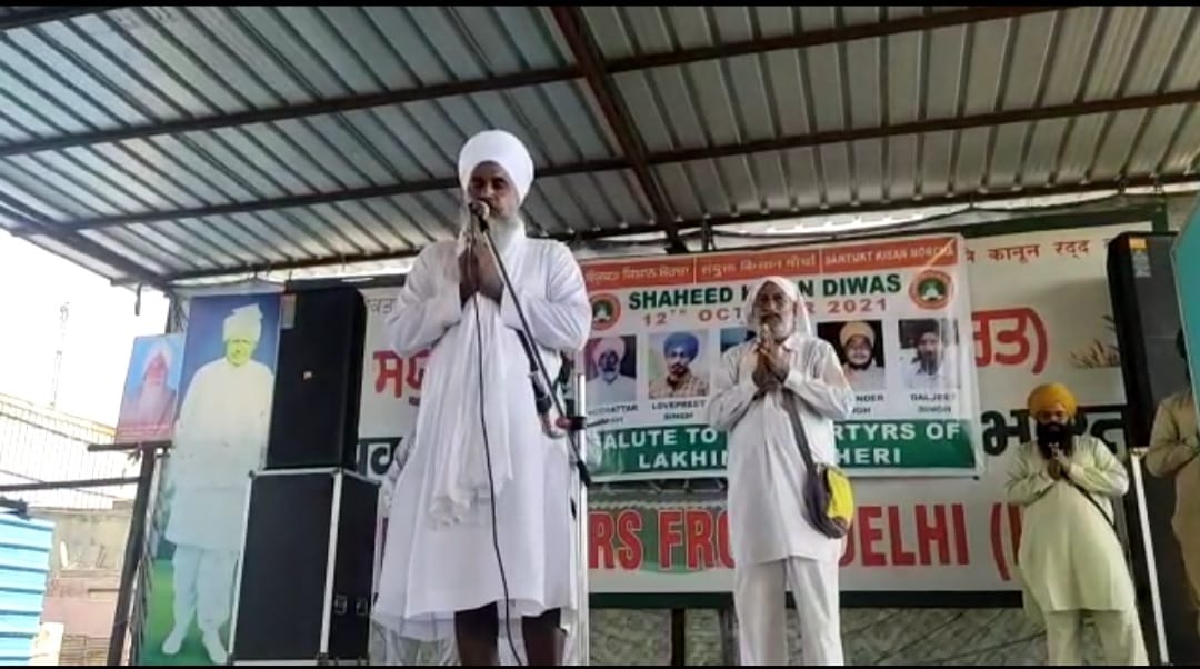 अरदास सभा में प्रार्थना करते हुए।