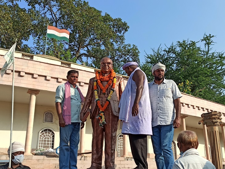 पदयात्रियों ने डॉ. आंबेडकर की प्रतिमा पर लगाया गया चित्र का नारा।