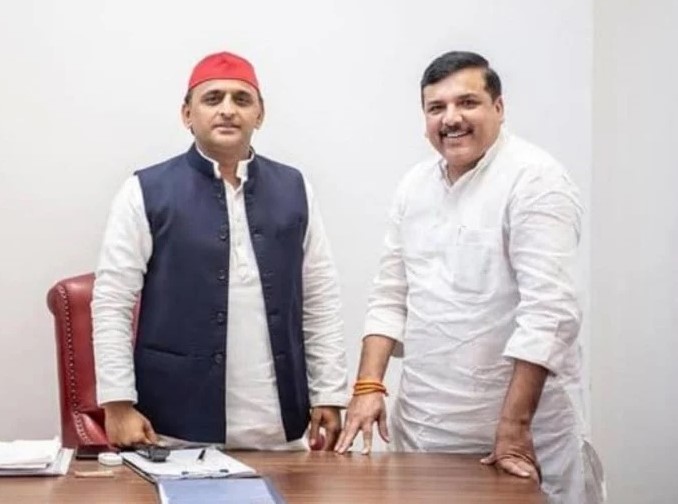 लखनऊ में मुलाकात के बाद अखिलेश ने यह फोटो जारी किया था। - Dainik Bhaskar