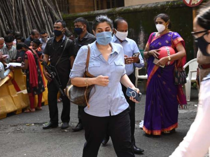 Shahrukh Khan's manager Pooja Dadlani has also reached the sessions court.