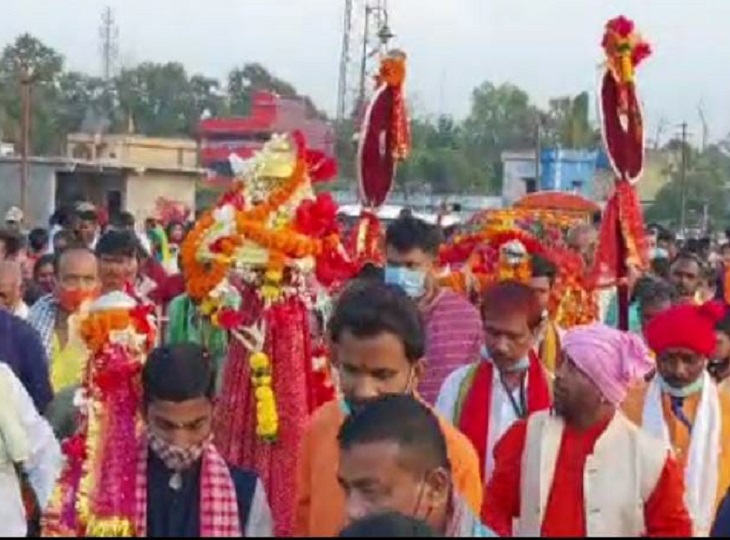 मंदिर के पेसर व सेवादार माता छत्र ले.
