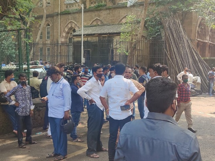 Before the hearing of the Aryan case, a crowd is seen outside the sessions court.