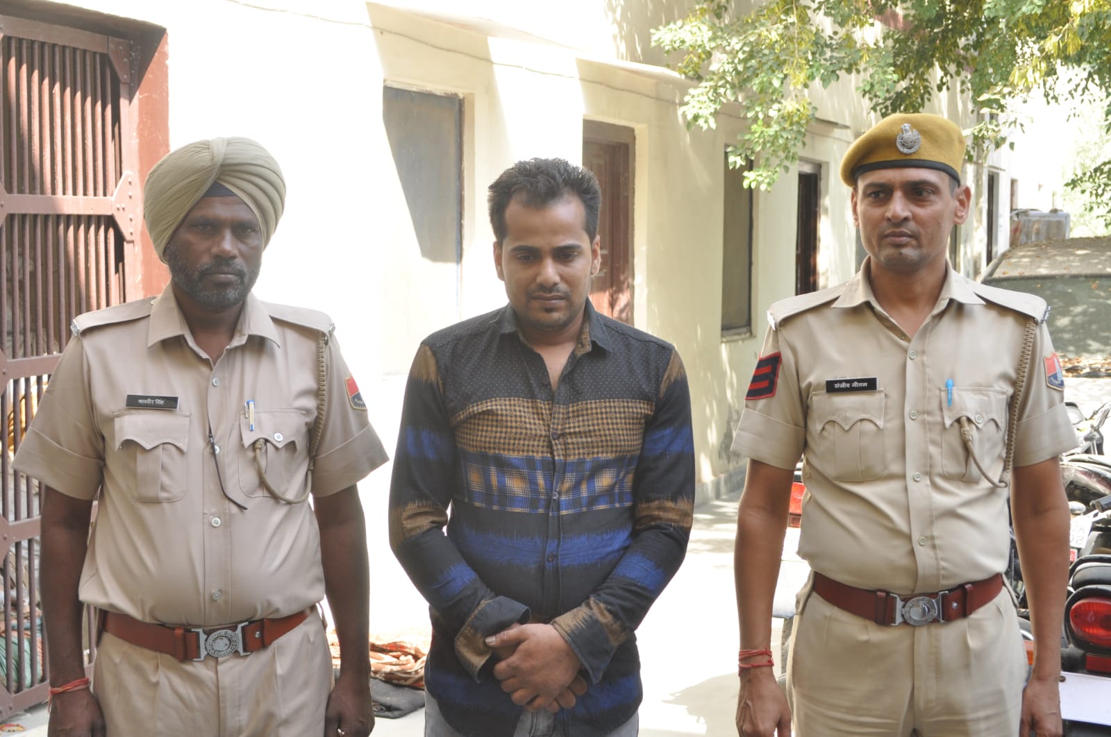 श्रीगंगानगर में चिट्टे के साथ पकड़ा आरोपी।