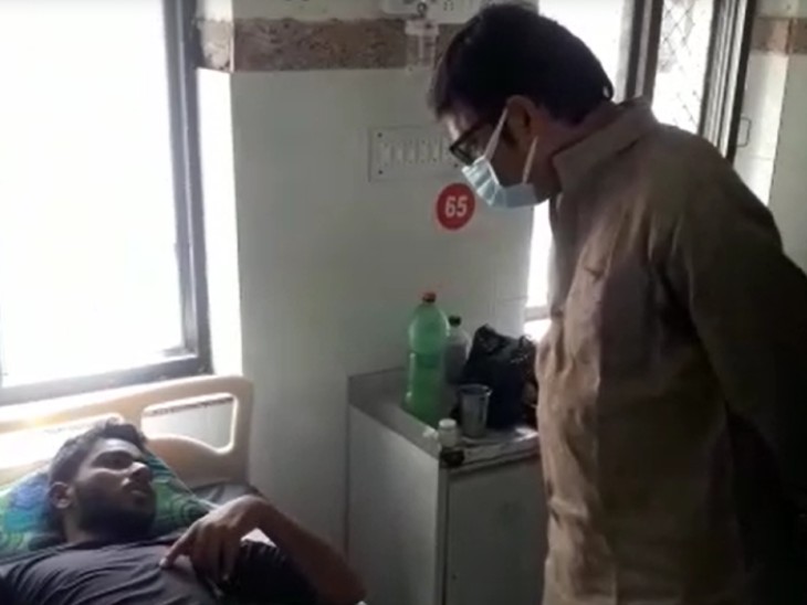 मरीज से हालचाल जानते राठौड़।