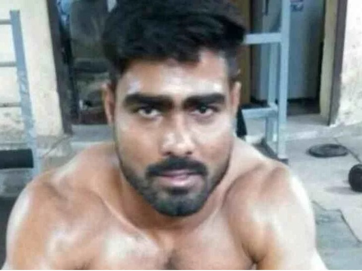 आज गैंगस्टर संपत नेहरा को कोर्ट में पेश किया गया था- फाइल फोटो। - Dainik Bhaskar