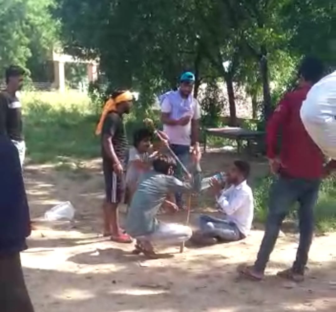पिटाई के दौरान आरोपी बीच-बीच में गौरव को पानी पिलाते रहे, ताकि वो जल्दी दम न तोड़े।