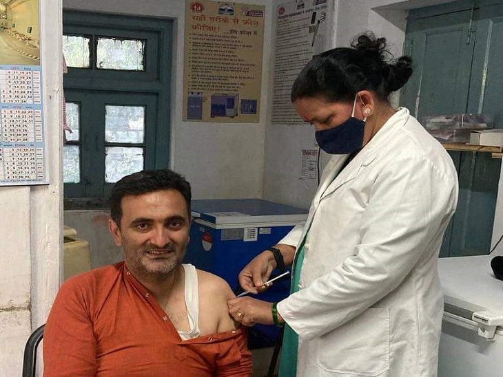 वैक्सीन की दूसरी डोज लगाने के बाद लोगों से भी की वैक्सीन लगाने की अपील।
