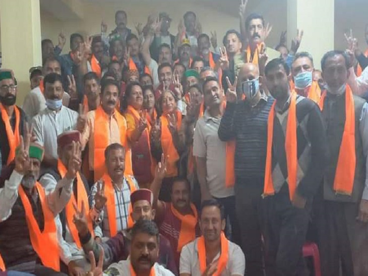 देर रात तक लोगों से मिल रहे चेतन बरागटा।