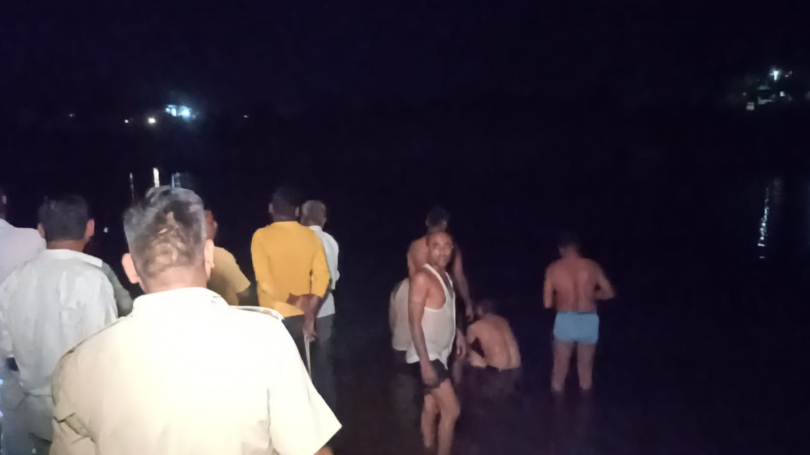 गोताखोरों की मदद से शव को बाहर निकालने के प्रयास किये जा रहे है।
