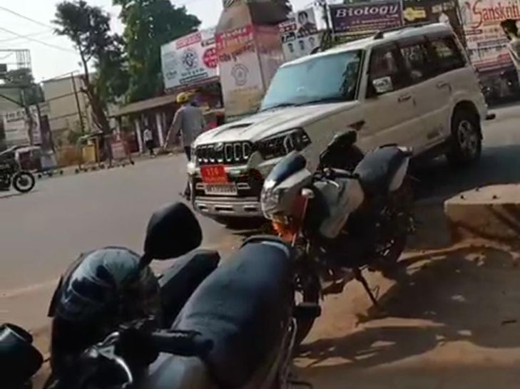 बाद में आई DTO की गाड़ी और उनका दूसरा ड्राइवर।