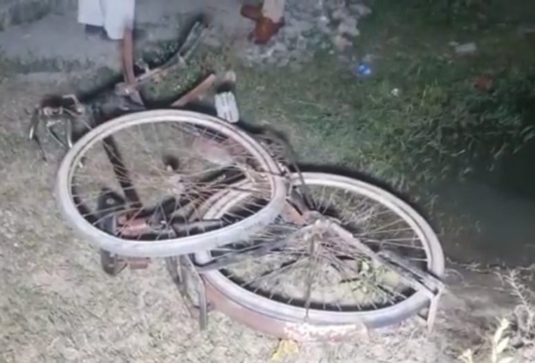 मृतक का टूटा हुआ साइकिल।
