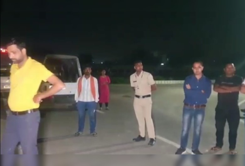 घटनास्थल पर पहुंची पुलिस व राहगीर।