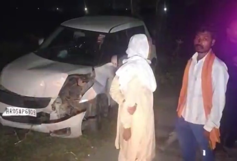 दुर्घटनाकी जानकारी मिलने पर पहुंचे मजदूर साथी।