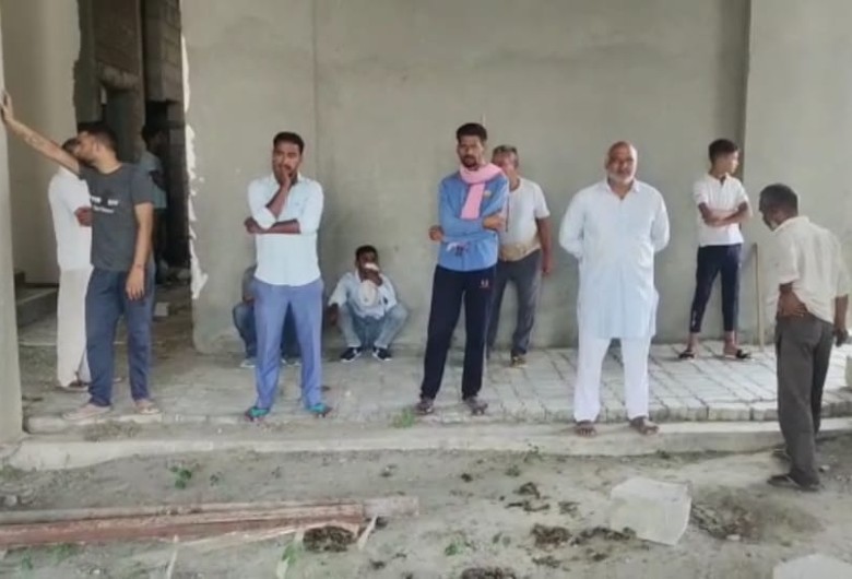 घटनास्थल पर पहुंचे लोग।