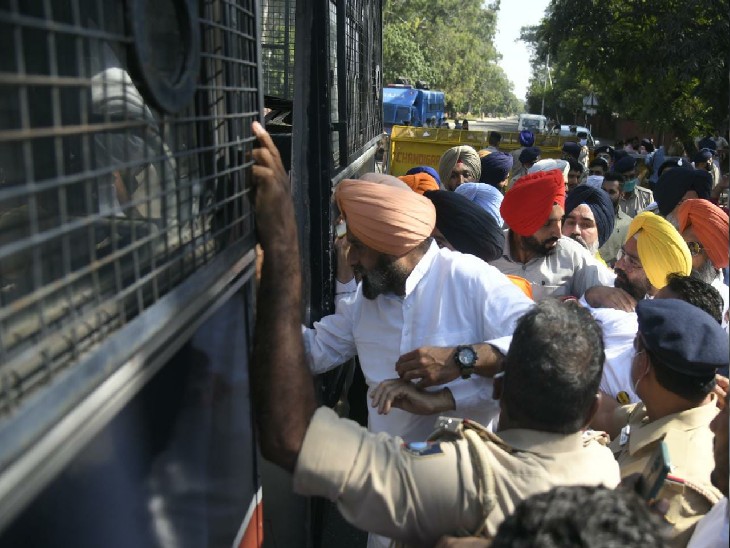 नेताओं को हिरासत में थाने लेकर जाती पुलिस