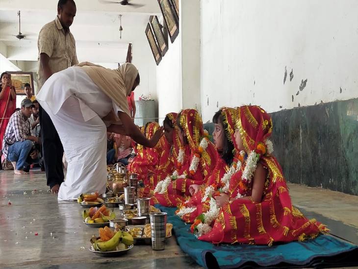 वाराणसी में 9 कन्या का पूजन करते लोग।