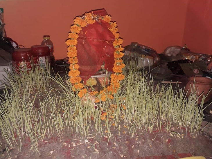 यहां बंदियों ने माता का दरबार सजाकर कलश भी स्थापित किया है। जहां पर सुबह- शाम भजन कीर्तन की आवाज पूरे जेल में गूंजती है।