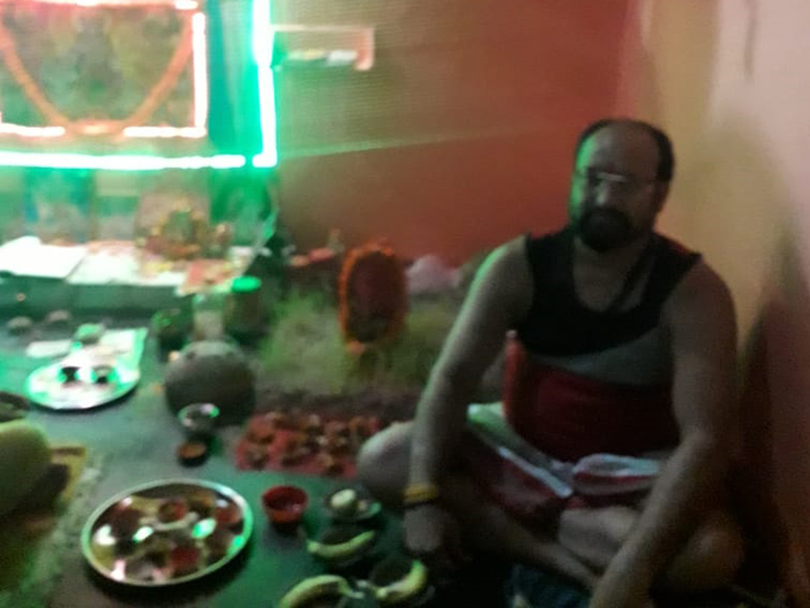 कारागार में मां दुर्गा का दरबार सजाया है।