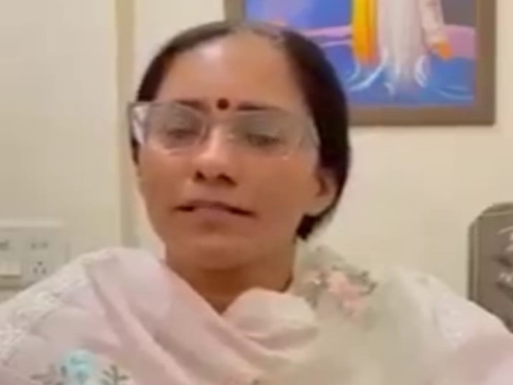 सोशल मीडिया लाइव के दौरान ममता आशु।