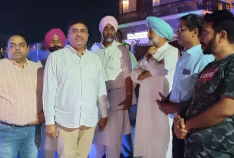 चरणजीत सिंह चन्नी, वित्त मंत्री मनप्रीत बादल और नेता हरीष चौधरी, बलवीर सिंह सिद्धू के घर बैठक के बाद की पुरानी फोटो