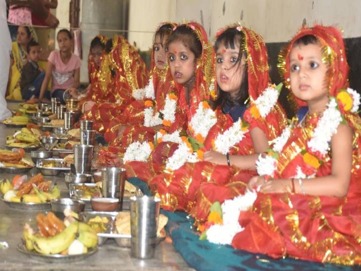 वाराणसी के कीनाराम आश्रम में कन्या पूजन करत