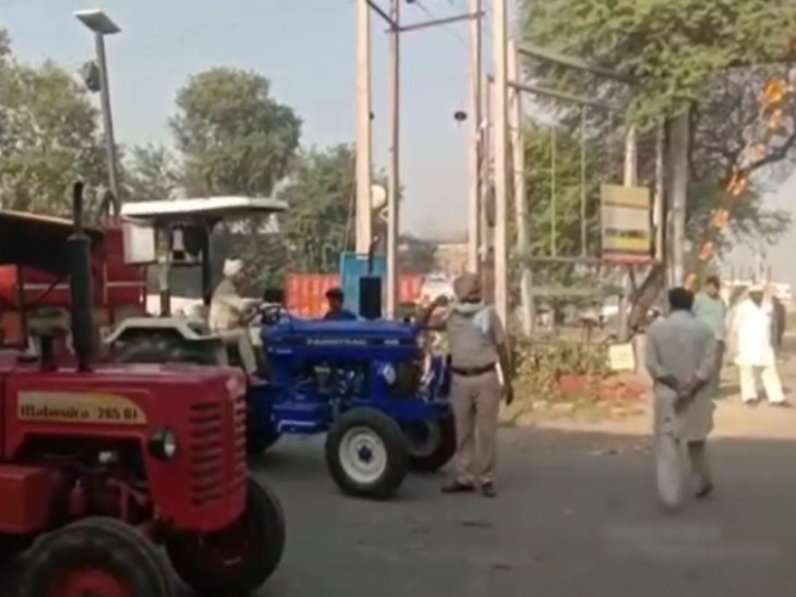 रास्ता डायवर्ट करवाते पुलिस कर्मी।