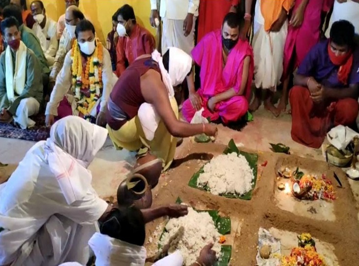 12 गांव के राउत माता के लिए भोग प्रसाद तैयार किए।